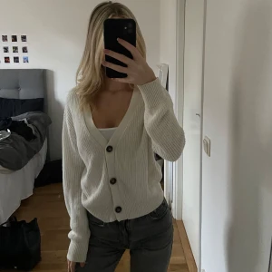 Kofta - Säljer denna fina stickade vita kofta från Lager157. Den har ingen lapp men skulle gissa på att den är i storlek S. Den har en liten fläck vid halsen (se bild 3) som knappt syns men därav har jag sänkt priset :)