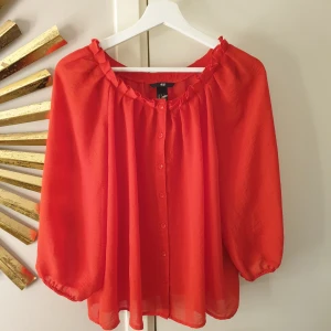 H&M blus - oanvänd blus från H&M 