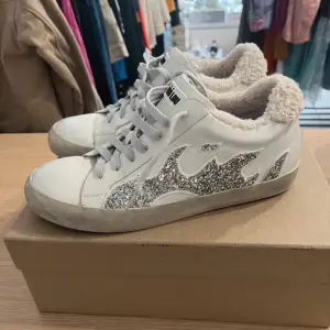 Sneakers från bibi lou i storlek 39. Endast använda nån enstaka gång. Dem ska se använda ut. Ny pris runt 2000kr. 