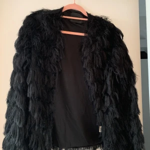 Lurvig festjacka/kofta från Rut & Circle - Ca 50 bröst mått öppen modell 70 cm från axel till nederkant Nyskick