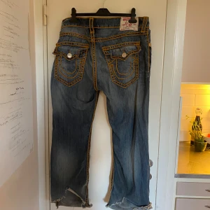 Baggy true religion jeans  - 50 cm över midjan och 75 cm innerbenslängd, skriv för fler mått eller bilder :) 