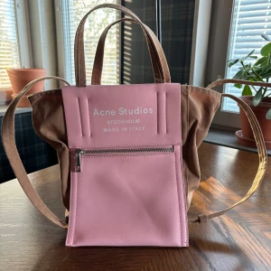 Väska  - Bra skick axelrem och handtag. 