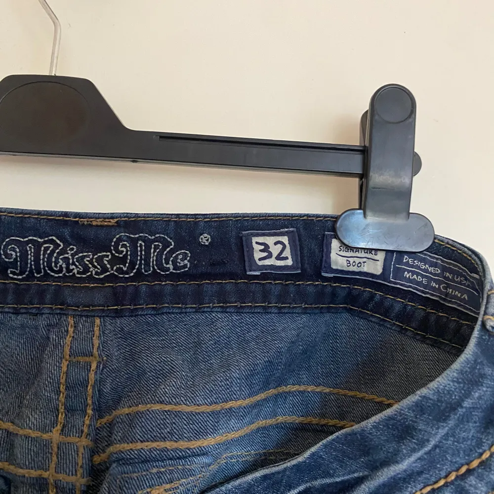 40cm över midjan & 70 cm innerbenslängd, skriv om ni vill ha fler mått! Säljes eftersom de inte kommer till användning längre. Jeans & Byxor.