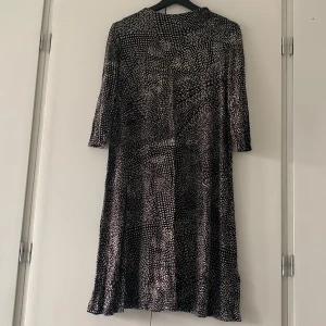 Mönstrad klänning - Mönstrad klänning i bomull. Använd max 1 gång. 