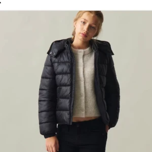 Gina young jacka - Liknar monclear eller Lager 157 jacka. Ny pris 500kr/50€. Skickar egna bilder privat. Storlek 158/164 passar XS eller xss. Bara använt 1 gång. Slutsåld.