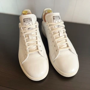 Addidas stan Smith lux - Säljer dess feta addidas stan Smith lux original pris är 1500 men säljer dessa för lite billigare eftersom de är för små för mig, bara använda ett fåtal gånger. Skriv vid minsta fundering