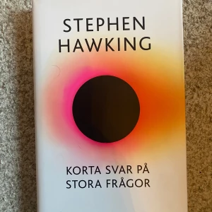 Korta svar på stora frågor bok - Säljer 'Korta svar på stora frågor' av Stephen Hawking. Boken är inbunden. Har en liten repa på baksidan som syns på sista bilden annars bra! Originalpris ca 269kr