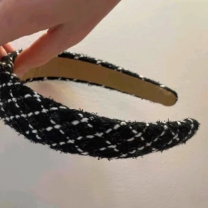 Svart och vit diadem - Snyggt diadem ❌️tryck inte på köp❌️ skriv innan, pris kan diskuteras 