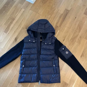Moncler cardigan  - Använd i ny skick