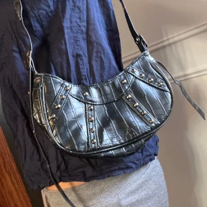 Svart axelremsväska med nitar - Såå fin och cool väska som man kan ändra remmens längd⭐️