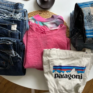 Massa kläder - Säljer av kläder. Patagonia såld. Djur/rökfritt. Fint skick. Be om pris & info/plagg🌹 * Jeans Levis,Jeanerica,Monki  * Halsduk Mulberry cashmere & Cos merino ull  * Klänning zara  * Tröja Carin W * Boots okänd läder  * Blus hm  * T-shirt Jeanerica 
