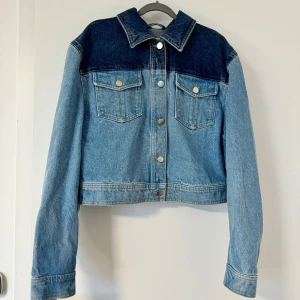 Denim Jacka - Jackan är helt ny och oanvänd. Den är ifrån IVYREVEL 🤍✨🦋 Nypris: 1100kr