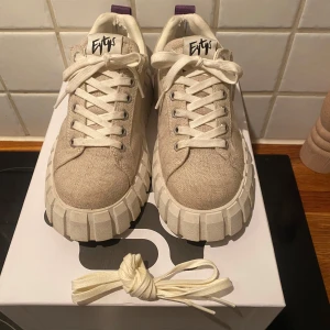 Eytys skor - Eytys i modellen ”Odessa” i färgen Raw Linnen. Dom är inte använda jätte mycket men tillräckligt så att de syns lite där bak på hälen, se bild 3 Jag har gjort rent dom så gott jag kan också, se sista bilden Man får med kartongen och extra skosnören.