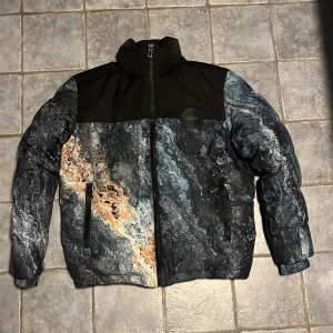 Hugo boss jacka - Hugo Boss puffer jacka. Varm och skön till vintern. Nypris 4400kr, går dock inte längre att få tag i pga exklusiv kollektion vintern 2019. Använd samtliga vintrar sedan 2019. Inga fläckar eller slitage. Jag på bilden är 184cm, 80kg