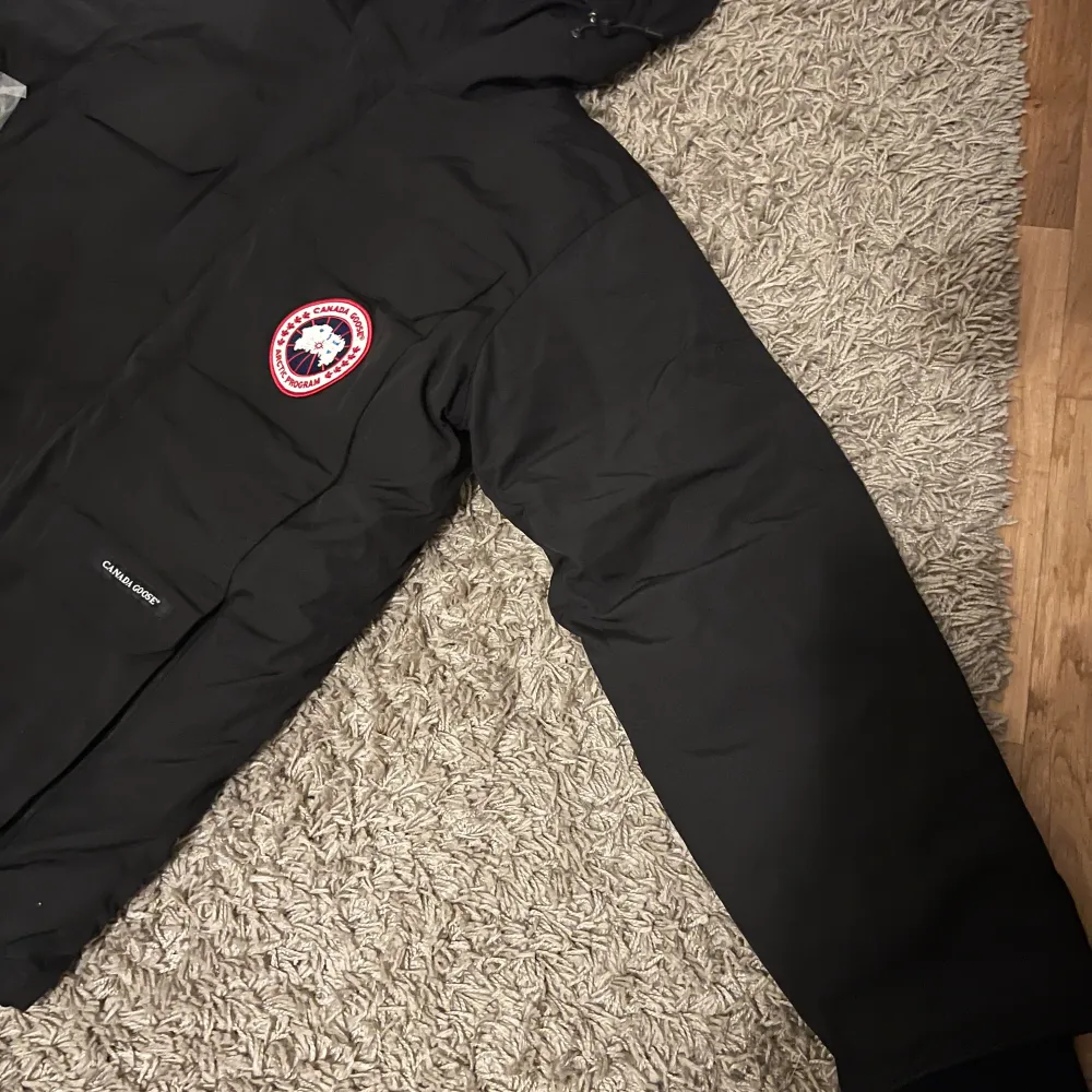 Säljer en helt ny Canada goose jacka, utmärk kvalité som man förväntar sig av Canada goose. Har kvitto. Hör av er vid funderingar Nypris 16.000kr . Jackor.