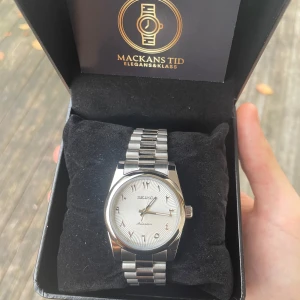 Seiko Mod klocka  - 🤍Seiko Mod Med vit Arabic dial🤍 Självbyggd med delar från Tyskland och urverk från Japan.  Automatiskt urverk, 36mm, Stainles steel , Saphire glas, Vattentät (25 meter djupt) ❗️Kan ändra längd vid behov❗️ Hör av er vid frågor eller funderingar:)