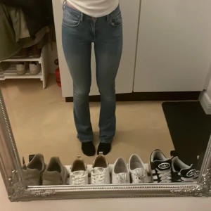 Mid waist jeans blåa  - Jag säljer dessa byxor då jag ej tycker att dom sitter bra i midjan, väldigt stretcha