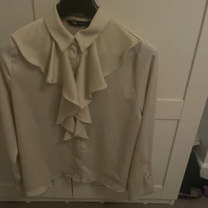 Zara blus xl - Säljer då den inte sitter bra på mig  Xl men sitter mer som en M