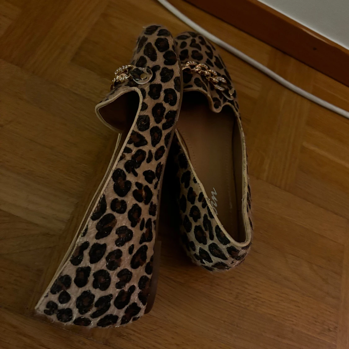 Leopardmönstrade ballerinaskor med guldkedja - 1