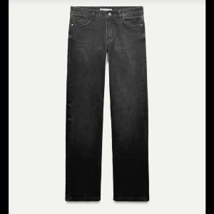 Svarta Lågmidjade zara jeans  - Jätte snygga och trendig jeans från zara som är Lågmidjade. Använda ett fåtal gånger men har inga tecken på användning. Storlek 40 men passar mig som brukar ha storlek 38. Skriv för egna bilder 🥰🥰