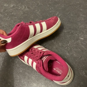 Rosa Adidas Campus sneakers - Riktigt snygga adidas campus 00 i färgen fushia. Knappt använda och precis som nya! Har normalt 36 i skor, dessa är 35 men passar bra ändå. 