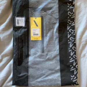 Grå långärmad träningströja från MP - Säljer en grå långärmad träningströja från MP. Perfekt för träning med en halv dragkedja framtill för ventilation. Materialet är mjukt och stretchigt, vilket ger en bekväm passform under träningspasset. Tröjan är i nyskick och redo för nya äventyr!