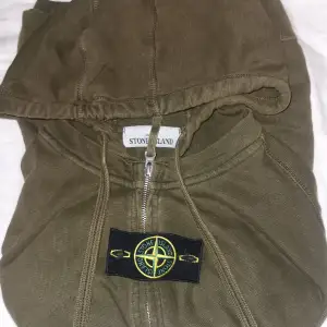 Stone island. Lite solblekt 8/10