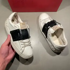 ‼️VI TAR EJ BYTEN‼️ Valentino open sneaker | Skick: 8/10 | Storlek 37,5 fits 38-38,5 | skopåse & kort ingår | Fraktar inom 24H efter köp på köparens bekostnad 📦💨 | Hör av dig vid minsta fråga eller fundering 💭 