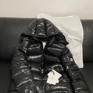 Moncler maya jacka i size 2. I väldigt fint skick utan skador. Tags, dustbag och extraknappar fås med. Köpt här på plick! Pris går att diskuteras vid smidig affär! 