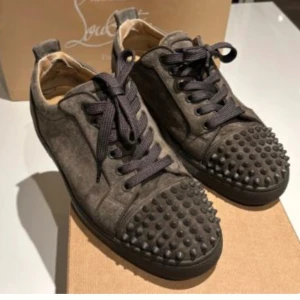 Louboutins  - Loubs i storlek 42, 8,5/10 skick inga flaws. Pris 3599kr. Allt OG ingår såklart.  Skriv vid frågor🙏