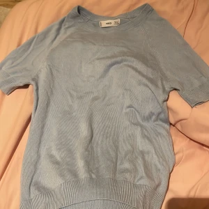 Topp från mango - Stickad T-shirt från mango i baby blå, använd Max 5 gånger den är som ny i storlek s