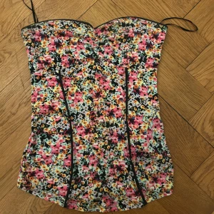 Korsett  - Blommig korsett, passar Xs-S, stretchigt material 
