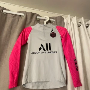 PSG tröja - Psg vit rosa tröja i storlek M. Obs! detta är M för barn, alltså är den liten.