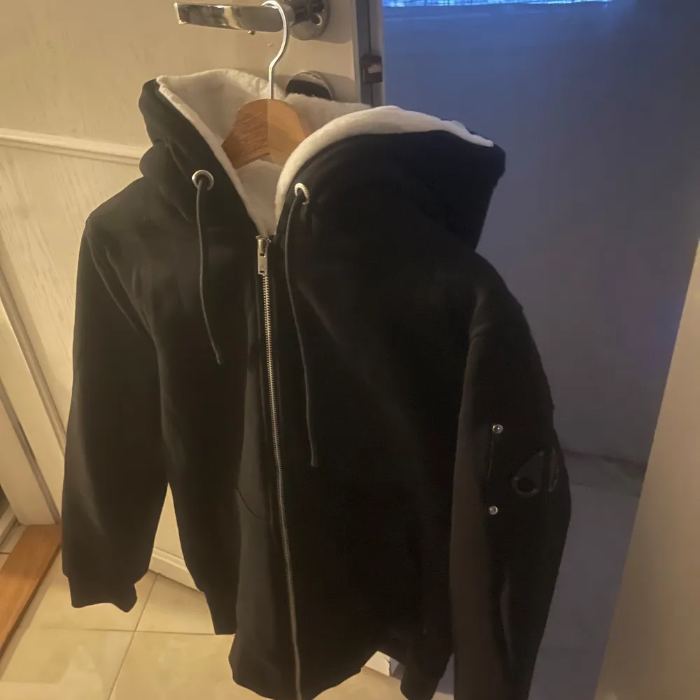 Köpte denna moose knuckles bunny zip hoodien i slutet av sommaren, säljer den nu då den inte passar mig jag har S och hoodien är M jag trodde det skulle passa men gjorde inte det. Köpte för 3500kr, Strolek M, Orginal. Tröjor & Koftor.