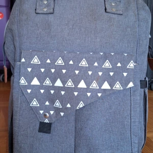 Ryggsäck skötväska  - Ett bra skötväska för mamma till små barn. Hålla allt som behöver till babies.  Vättentät under sida som ser ni photot.Material är bra för ryggen. Bra stöd för ryggen. Kdjen fungerar inte så bra du kan byta det.