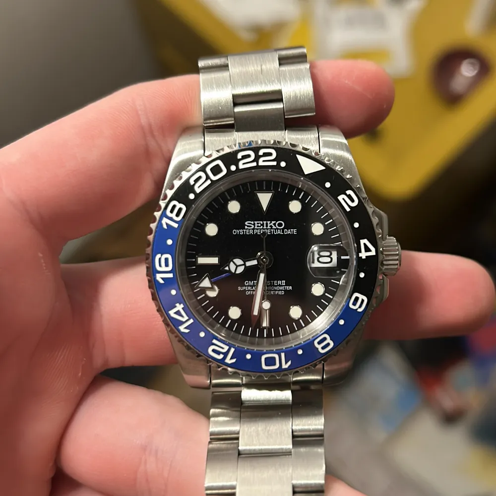 Hej! Detta är en helt ny Seiko mod. Gmt funktion så det går att hålla koll på flera tidzoner samtidigt. Automatiskt Nh34 movement och grön lume som lyser i mörkret. Klockans diameter är 40mm.  Dm vid frågor, bilder eller prisförslag 😄. Accessoarer.