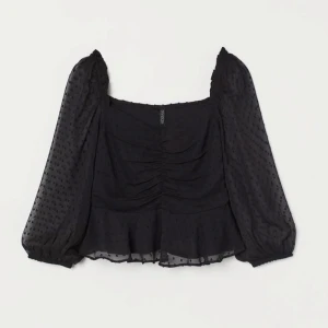 Svart blus  - Svart chiffong blus plumeti Helt oanvänd Från hm Storlek 44 