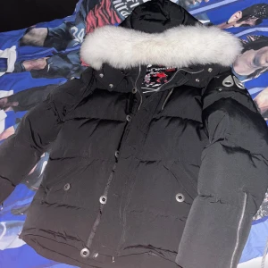 Moose knuckles jacka - En riktigt fin jacka perfekt nu till vintern håller dig varm utan tvekan. Jackan är lite använd men ser ut som helt ny och säljer jackan eftersom jag vill köpa en ny vinter jacka. Priset kan diskuteras vid snabb affär!!!