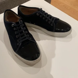 Mörkblå Lanvins  - Lanvins ute till försäljning till dunderpris. Endast 2500kr nu under våran Halloween REA. Storlek 43, 9/10 skick. 