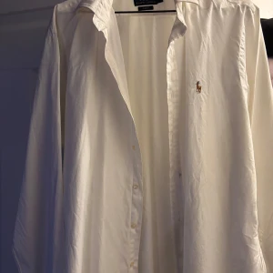 polo ralph lauren - polo ralph lauren skjorta vit och bra skick förutom fläken