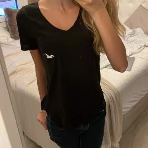 Hollister T-shirt med snyggt tryck på Super bra skick också! Kommer tyvärr ej ihåg originalpris.