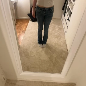 Lågmidjade bootcut jeans  - Snygga lågmidjade bootcut jeans ifrån zara i mycket fint skick! Som referens är jag 170 cm lång 🩷🩷