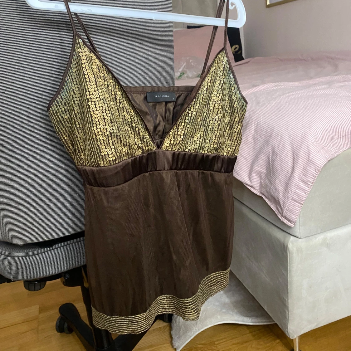 Brun paljettprydd topp från Vero Moda