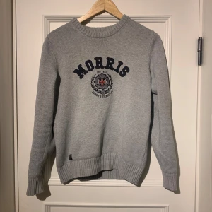 Grå tröja från Morris - Tja, säljer denna tröjan från Morris. Helt felfri och riktigt snygg säljer den pågrund av att den inte kommer till användning. Tveka inte på att höra av dig vid funderingar! MVH Joel 
