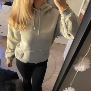 Bikbok hoodie - Ljusgrön hoodie i nyskick!🫶🏼