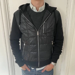 Cardigan från John Ricci  - Cardigan från John Ricci i storlek Small (passar även Medium). Skicket är 9,5/10 – knappt använd och i mycket gott skick. Ursprungligt pris var 2500 SEK, vårt pris: 1099 SEK. Modellen på bilden är 184 cm lång och brukar bära storlek Medium 