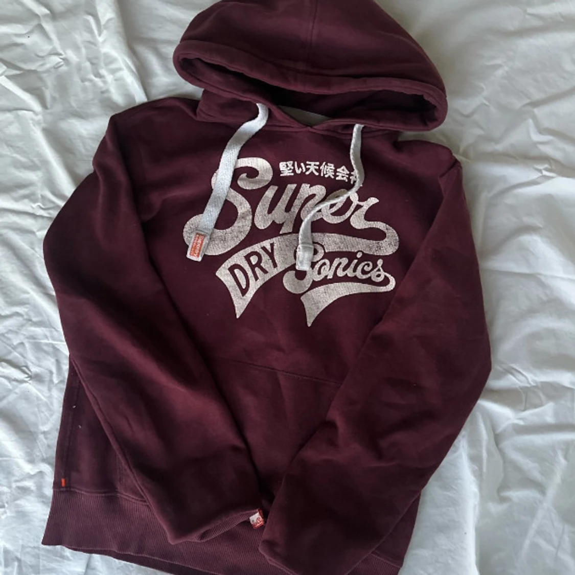 Vinröd hoodie från Superdry