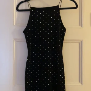 Svart klänning med smala axelband - Super söt klänning med paljetter på. Några paljetter har ramlat av men det är inget som syns jätte mycket. Skriv privat för fler bilder 