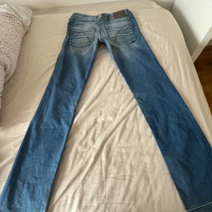 Vintage jeans  - Jättefina jeans som är väldigt lågmidjade och bootcut!!! Jättefina vintage detaljer😍😍😍😍