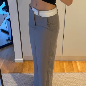 Långkjol - Oanvänd ljusgrå långkjol med slits där back. Går hela vägen ner till golvet, jag är 168 cm. 